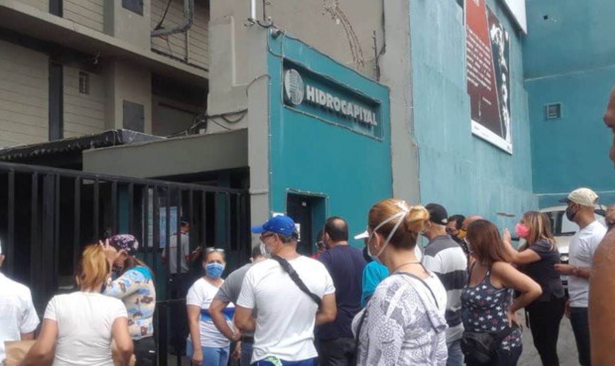 Vecinos de varios sectores de Caracas protestaron frente a Hidrocapital en Maripérez este #25May