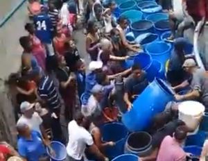En VIDEO: Vecinos de José Félix Ribas se pelearon para llenar sus tobos con agua este #25May
