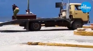 En un camión trasladan ataúd en Barquisimeto (Video)