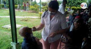 “Aquí nadie sale”: Ancianos en Venezuela sortean el coronavirus en asilos sin visitas