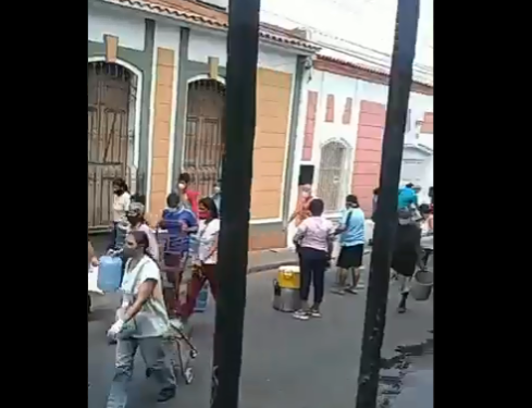 Vecinos de La Pastora persiguieron a un cisterna por FALTA de agua y este les ignoró