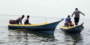 Pescadores de Santa Rita salen a pescar “a remo” ante falta de combustible