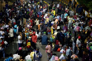 Covid-19 y temperaturas invernales agravan crisis de venezolanos en Suramérica