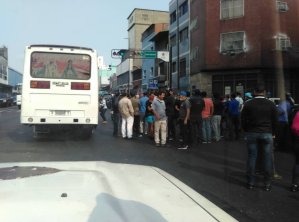 Caraqueños denuncian que funcionarios de la GNB cobran en dólares para poder echar gasolina #13May (Fotos)