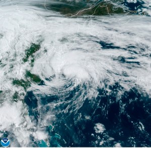 Tormenta Arthur llega con fuertes lluvias y vientos a Carolina del Norte