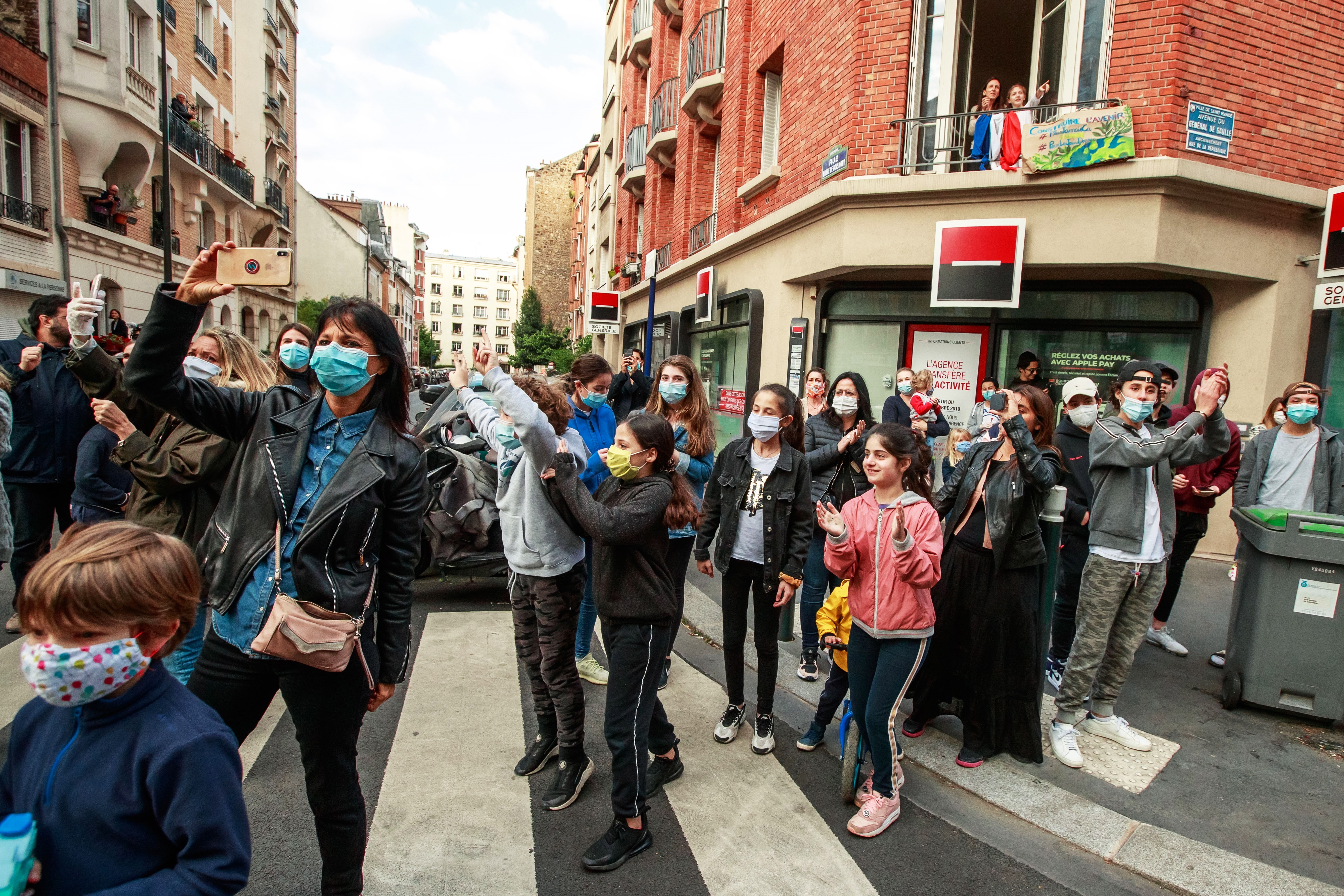 ¿Y el distanciamiento social? Así vive París el desconfinamiento “progresivo” (VIDEO)