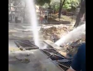Vecinos de El Cafetal denunciaron la rotura de un tubo matriz de aguas blancas (Video)