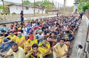 En FOTOS: Régimen de Maduro continúa con el traslado de reclusos tras masacre en Guanare