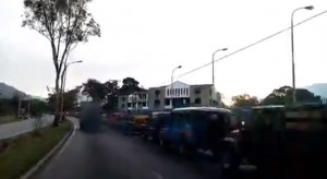 La MEGA COLA de conductores en Mérida a la espera de salvaconducto para poder echar gasolina #19May (Video)