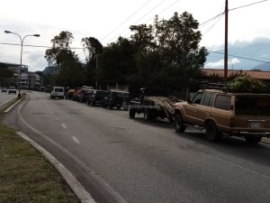 La MEGA COLA de conductores en Mérida a la espera de salvaconducto para poder echar gasolina #14May (Fotos)