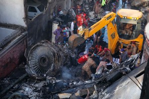 Las impresionantes FOTOS de la tragedia de Pakistán: Una turbina del avión quedó donde antes había una casa