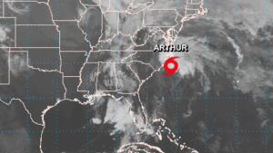 La tormenta tropical Arthur se agita en la costa de Carolina del Norte