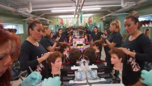 Latinas protestan para reactivar salones de belleza y empleos en Nueva York