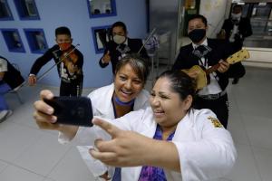Médicas que atienden Covid-19 en México reciben regalos por Día de las Madres