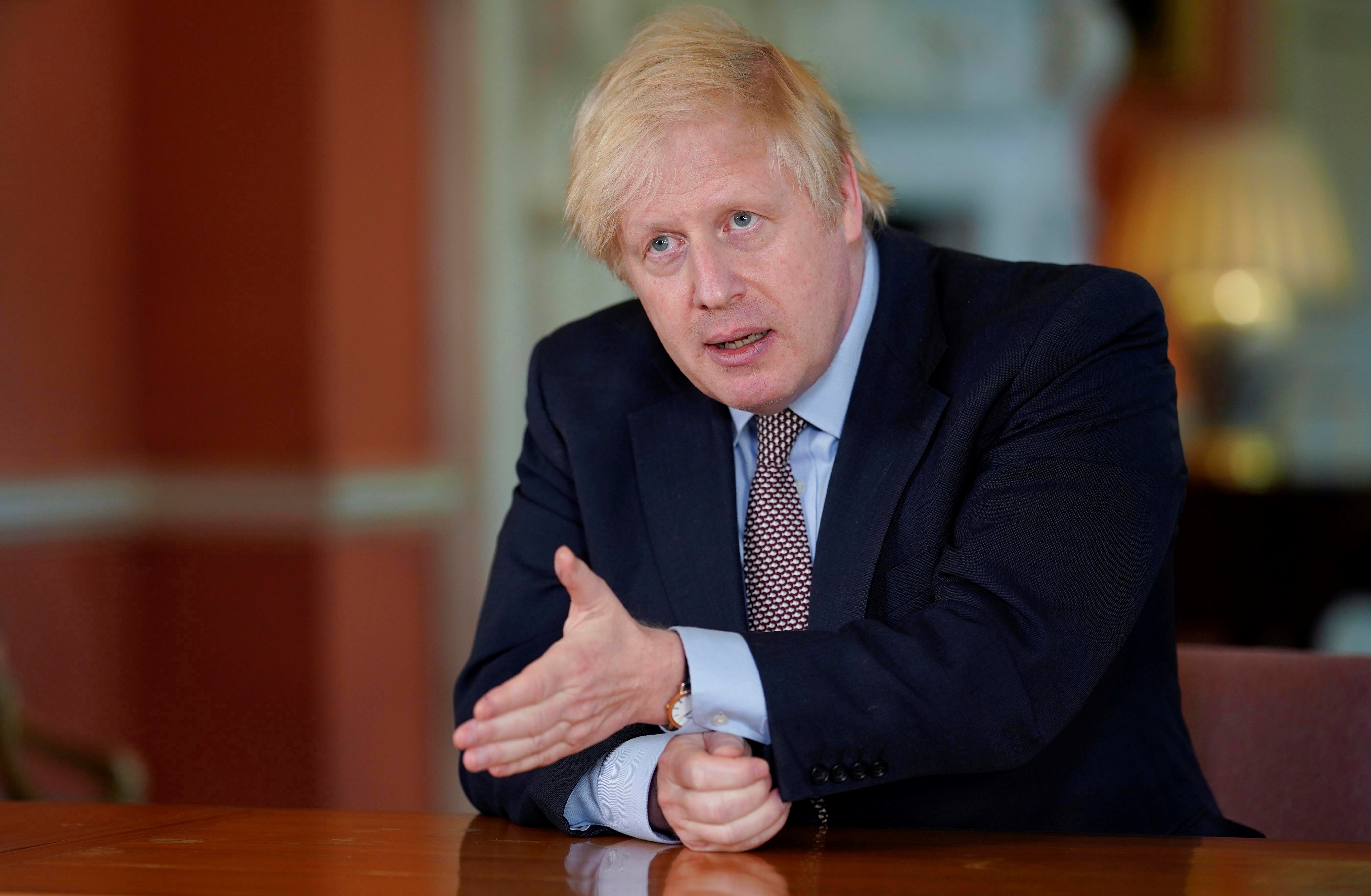 Boris Johnson dice que es un padre “muy involucrado” en los cuidados de su bebé