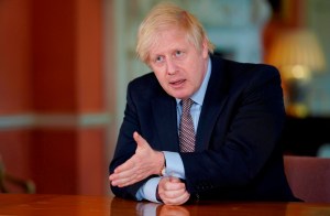 Boris Johnson dice que es un padre “muy involucrado” en los cuidados de su bebé