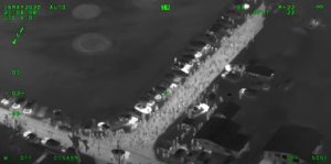 Policía acaba con fiesta masiva y violenta en medio de pandemia en Florida (VIDEO)
