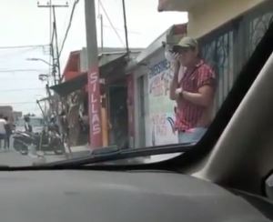 “Hola, mi amor”: Salió del carro para escuchar a su amante pero su esposa captó todo por Bluetooth (VIDEO)