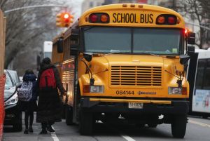 Trajadores de buses pierden empleo y seguro médico por clausura de las escuelas en Nueva York