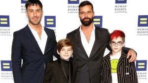 Con togas y birretes: Los hijos de Ricky Martin se graduaron y así lo celebraron 