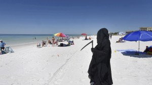 Abogado se disfrazó de “La Muerte” para ahuyentar a bañistas en playa de Florida (Video)