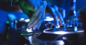 DJ anima fiestas en cuarentena desde balcón en el Alto Manhattan