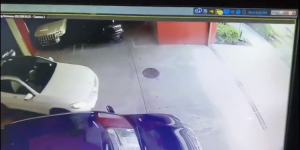 Un ladrón se lleva un Mercedes SUV de estacionamiento en Brickell