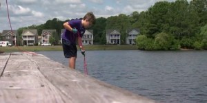 Un niño resuelve un caso de hace 8 años mientras pesca con imanes en un lago