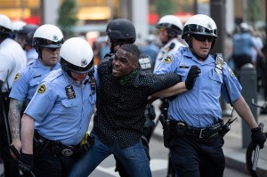 La policía realiza casi 1.400 arrestos en todo el país en medio de protesta