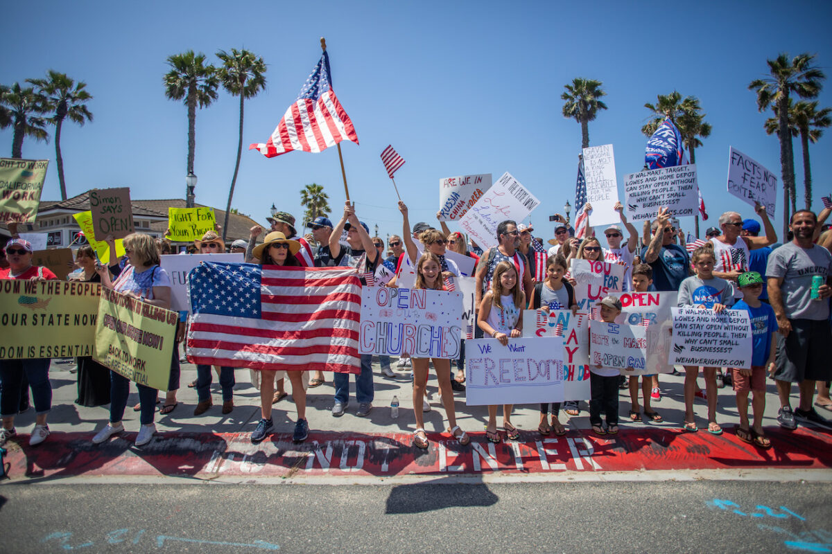 Huntington Beach ve más protestas en respuesta a las restricciones de coronavirus