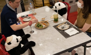 Restaurante llena sus sillas con pandas para que sus clientes apliquen la sana distancia (FOTOS + ¡Ternura!)