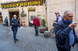 Muchos comerciantes en Italia se niegan a abrir sus tiendas