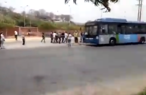 Escasez de gasolina en Sucre obligó a trasladar a un difunto en trasporte público (VIDEO)
