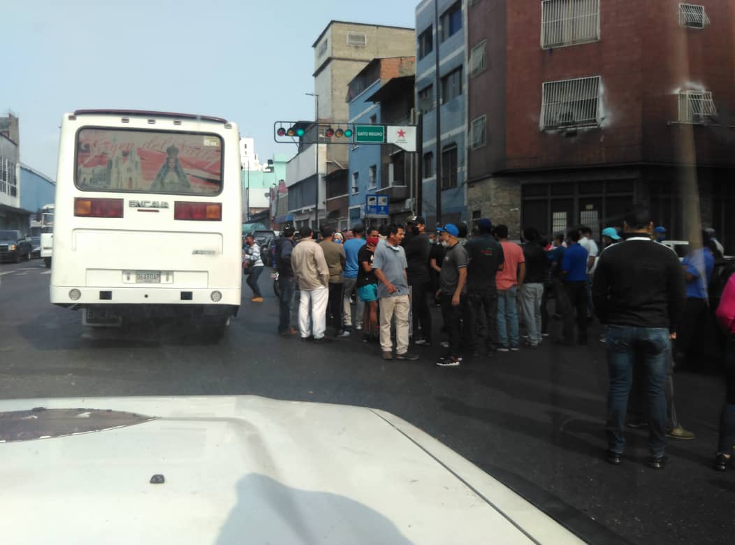 Transportistas protestan por cobró de gasolina en dólares en Catia #13May (fotos)