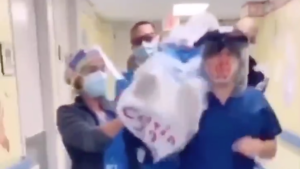 Enfermeros indignaron a todos tras “bailar” con un presunto fallecido por Covid-19 (VIDEO)