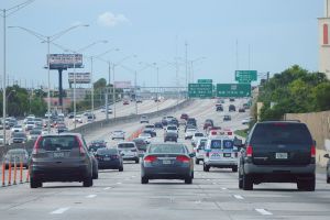 Cierran carril 1-95 al norte de Florida luego de un fuerte impacto entre cinco vehículos