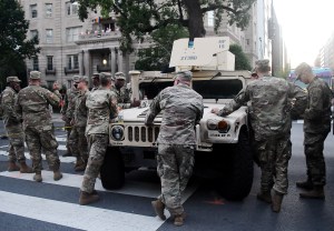 Militares dieron positivo por coronavirus tras protestas en Washington