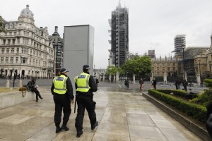 Retiran la protección a estatua de Churchill en Londres por visita de Macron