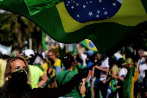 Opositores y simpatizantes de Bolsonaro se manifiestan en Brasilia