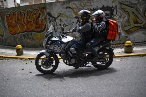 Paramédicos motorizados, “ángeles” que ayudan a salvar vidas en la caótica Caracas (Fotos)