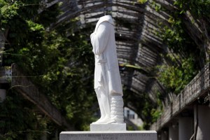 Derribadas, decapitadas o vandalizadas: Cinco estatuas polémicas