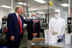 Fábrica de Maine desechará hisopos de coronavirus fabricados durante la visita de Trump