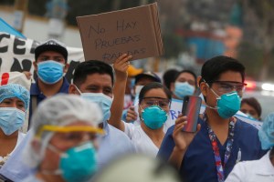 Familiares de pacientes con coronavirus imploran por oxígeno en Perú