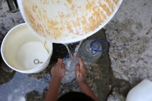 Largas colas en Maracao para llenar envases tras la llegada de solo una cisterna para la comunidad #27Jun (FOTOS)