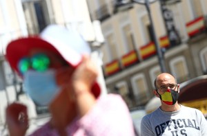 Madrid extiende uso obligatorio de mascarilla y aplica nuevas restricciones