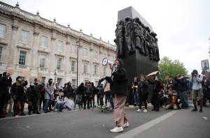 Manifestantes derrocan la estatua del comerciante de esclavos en Reino Unido
