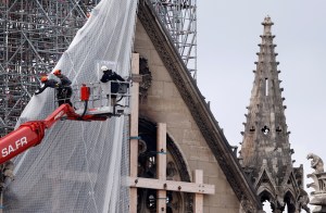 Comienza la delicada retirada del andamio de Notre Dame de París