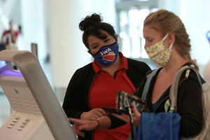 Las aerolíneas de EEUU amenazan con vetar a los pasajeros que se nieguen a usar mascarilla