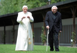 Papa emérito Benedicto deja el Vaticano para visitar a un hermano enfermo en Alemania