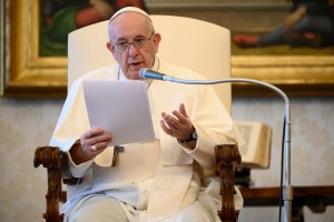 El papa Francisco pide una acogida digna y humana a los refugiados del campo de Moria